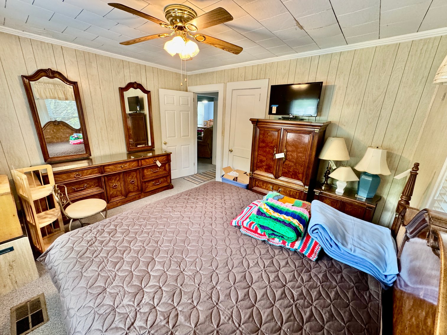 3 Homes + 5 Shops = 1 Special Auction with Endless Possibilities!