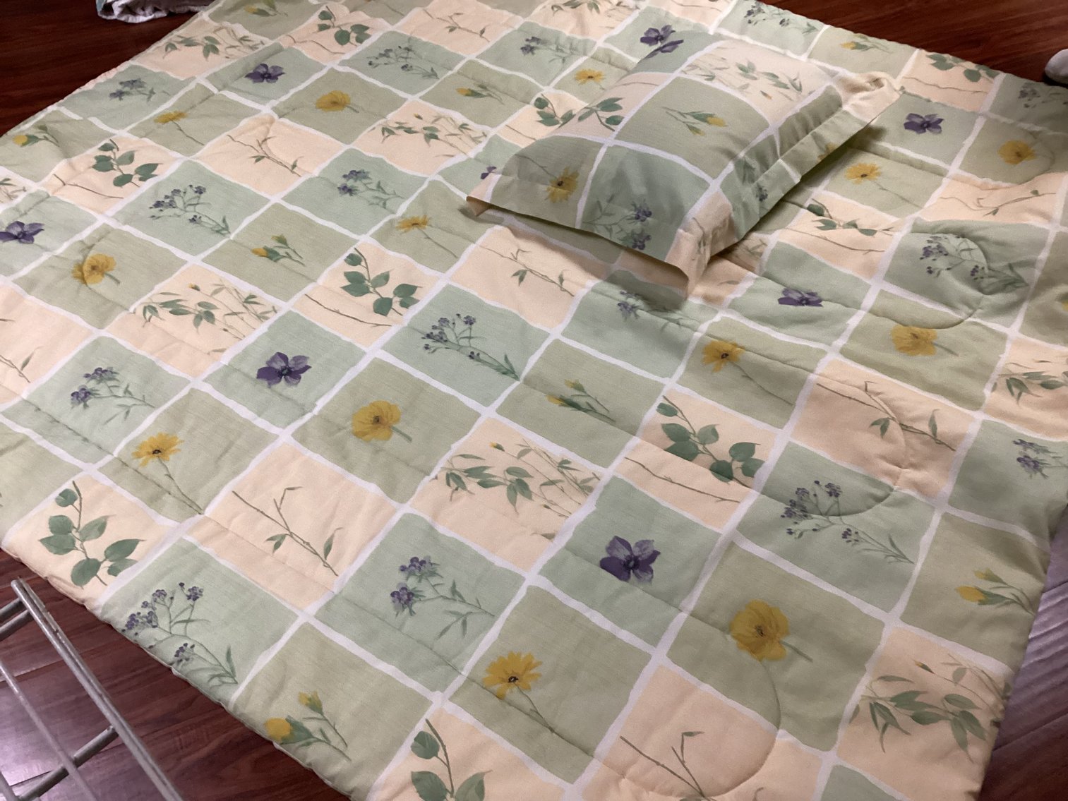 Image for Pair of Twin Comforters and 2 Sham