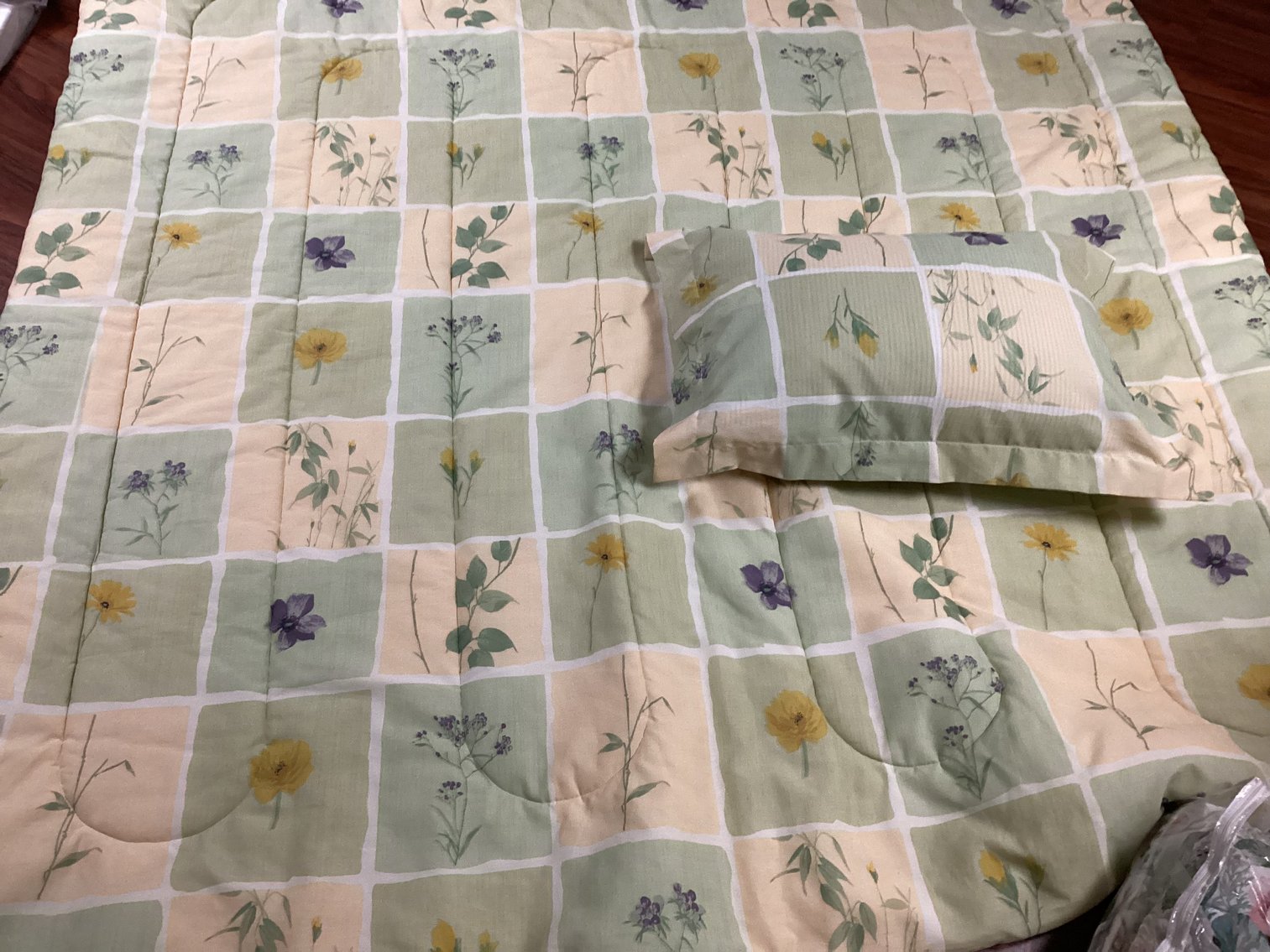 Image for Pair of Twin Comforters and 2 Sham