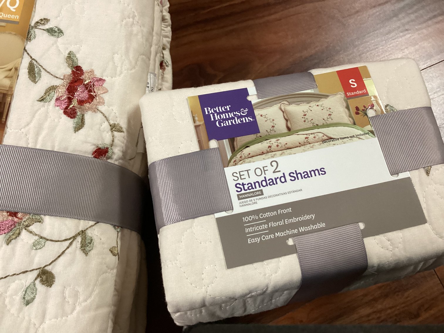 Image for Full/Queen Quilt with three Throw Pillows