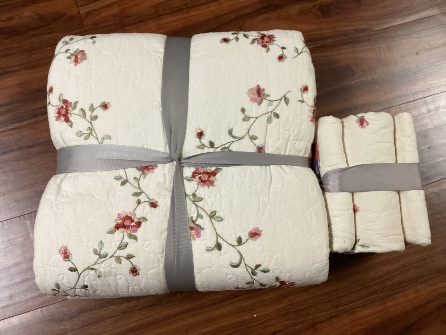 Image for Full/Queen Quilt with three Throw Pillows