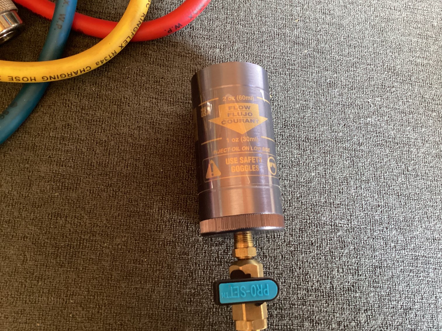 Image for R-134a Auto Air Conditioning Manifold Gauge and Oil & Dye Injector Set