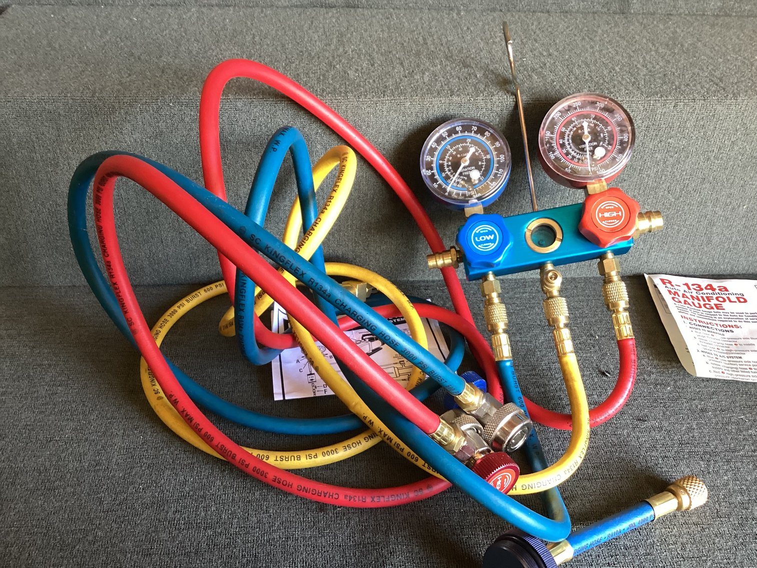 Image for R-134a Auto Air Conditioning Manifold Gauge and Oil & Dye Injector Set