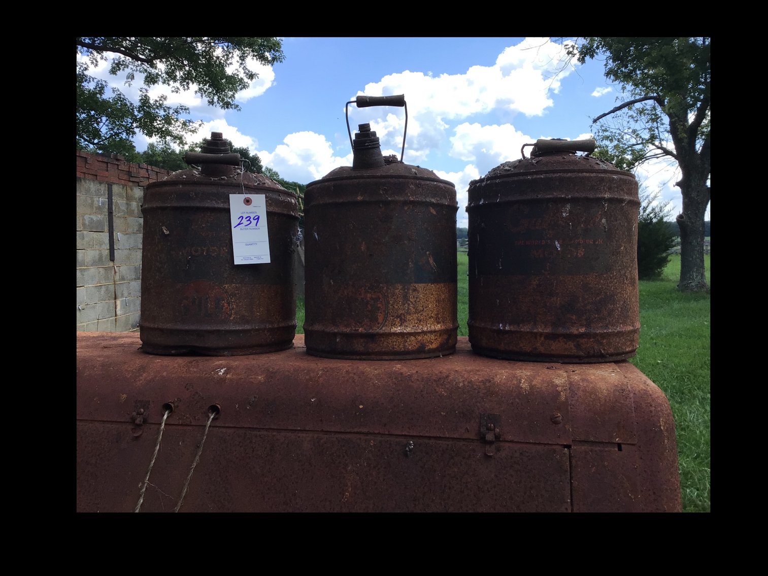 Image for Gulf motor oil cans