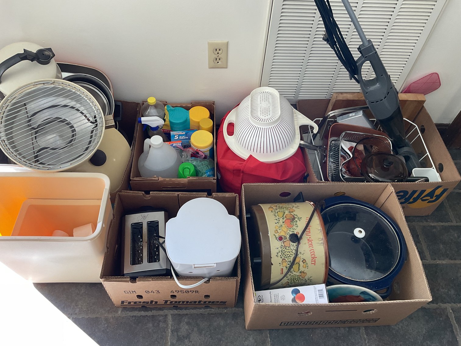 Image for Large Lot of Kitchen Goods and Small Appliances