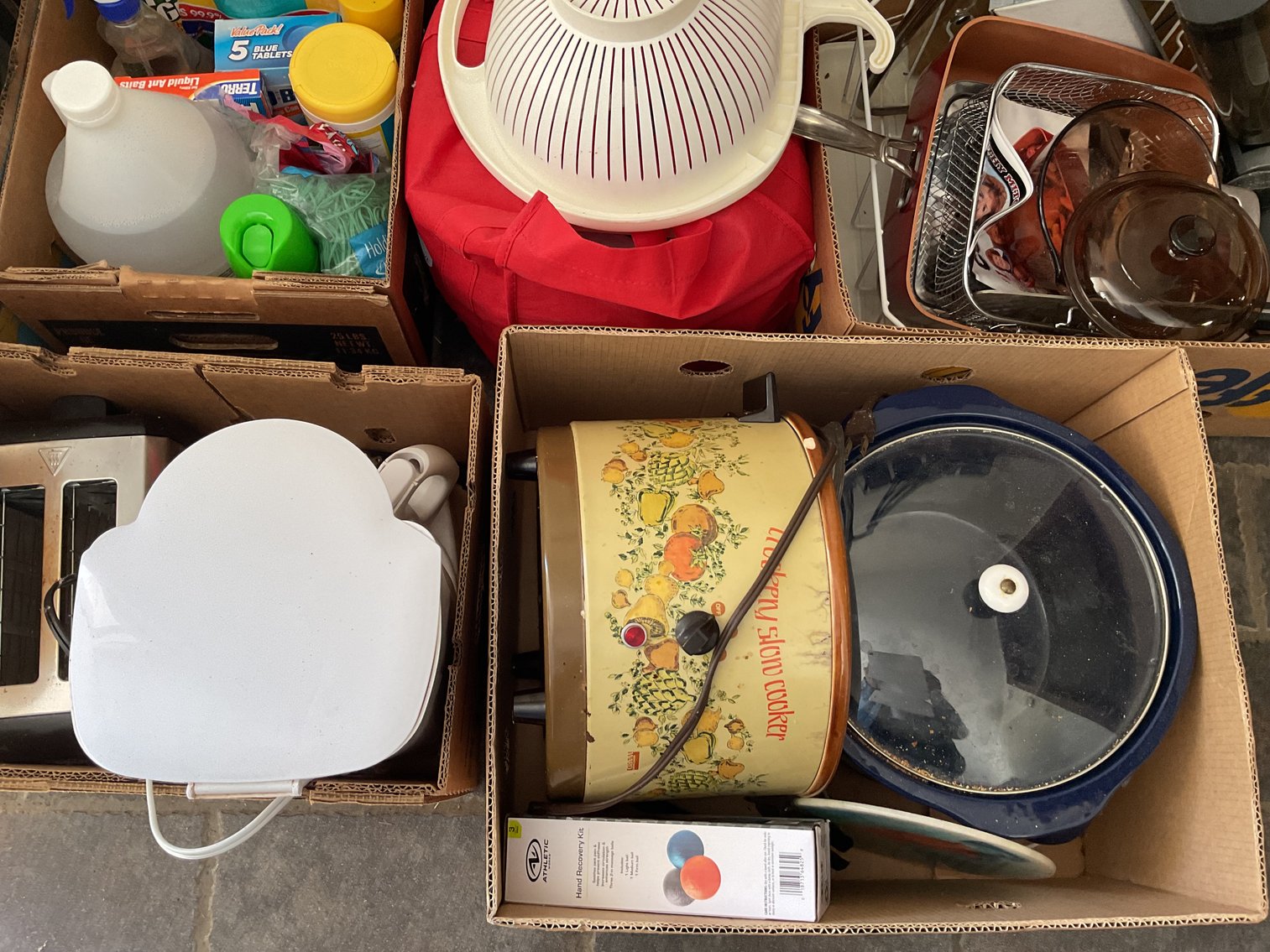Image for Large Lot of Kitchen Goods and Small Appliances