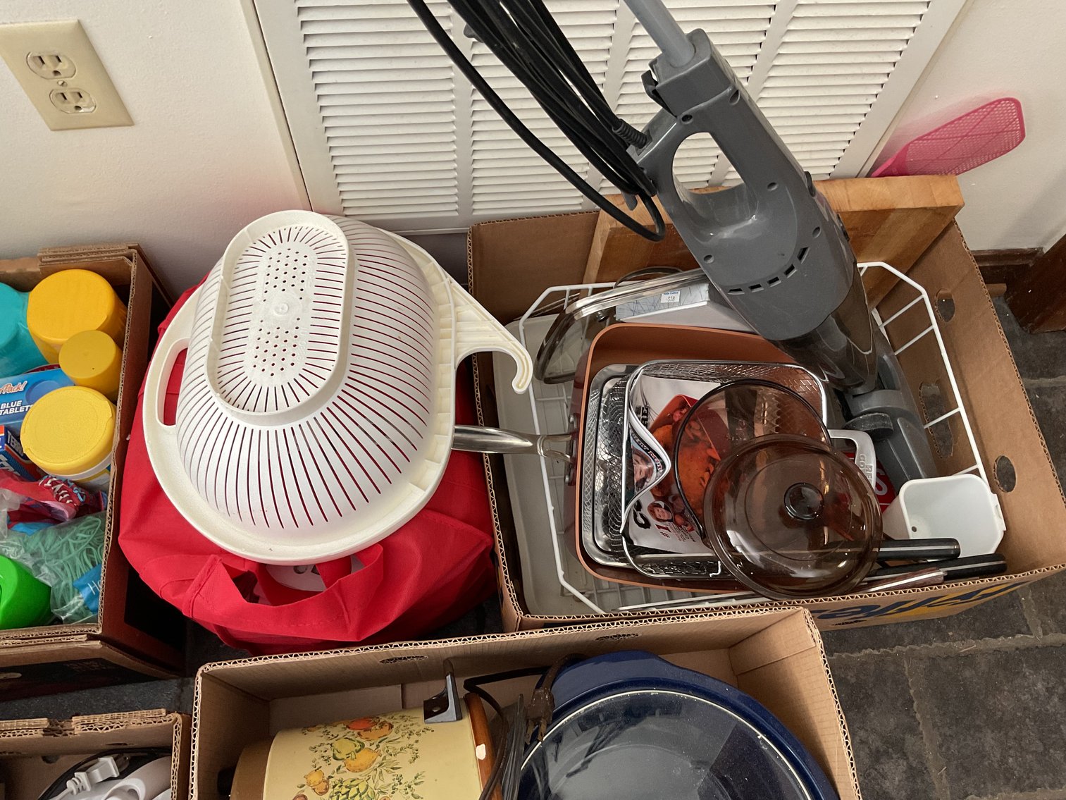 Image for Large Lot of Kitchen Goods and Small Appliances