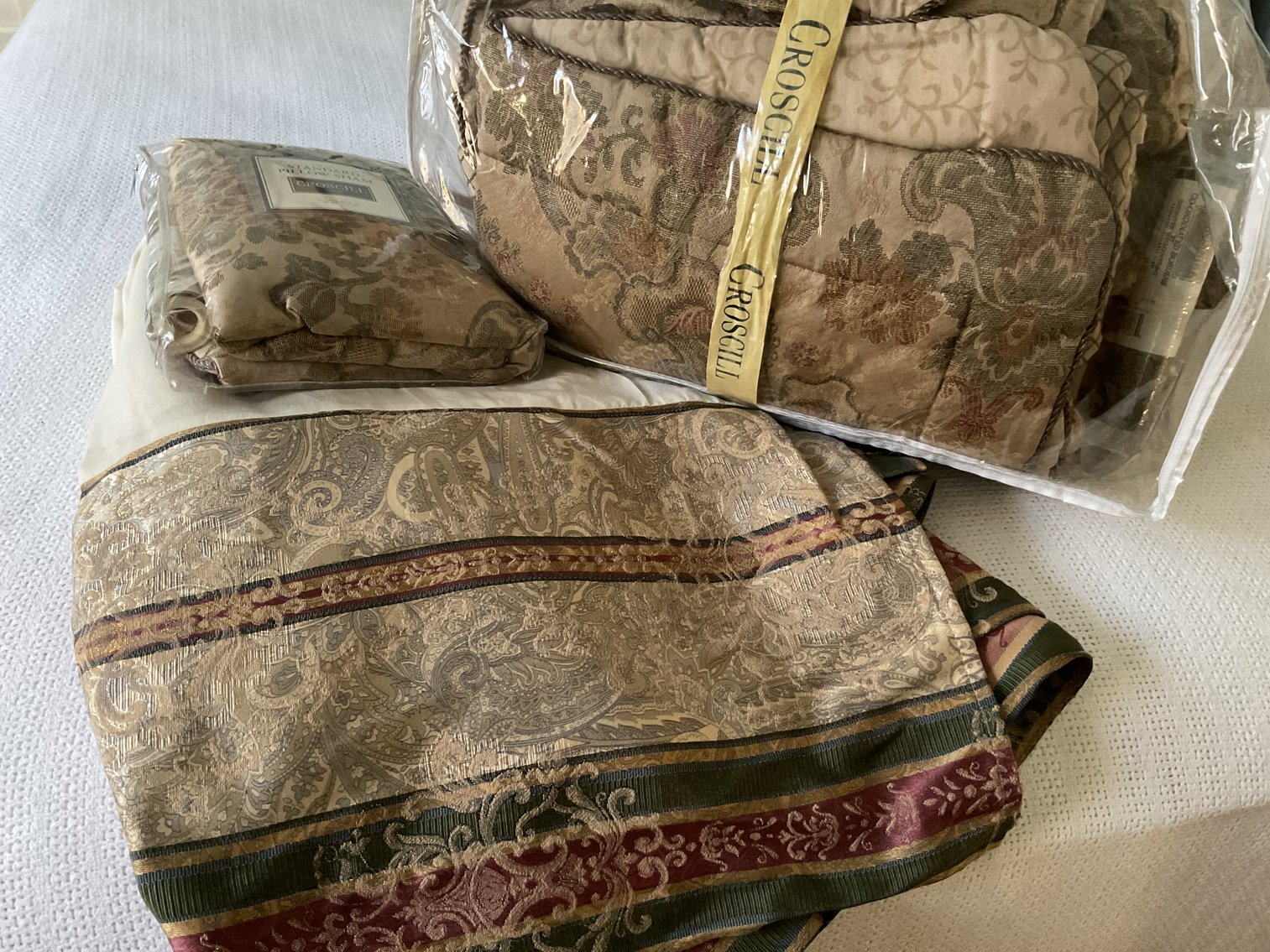 Image for Queen Bedding Set by Croscill