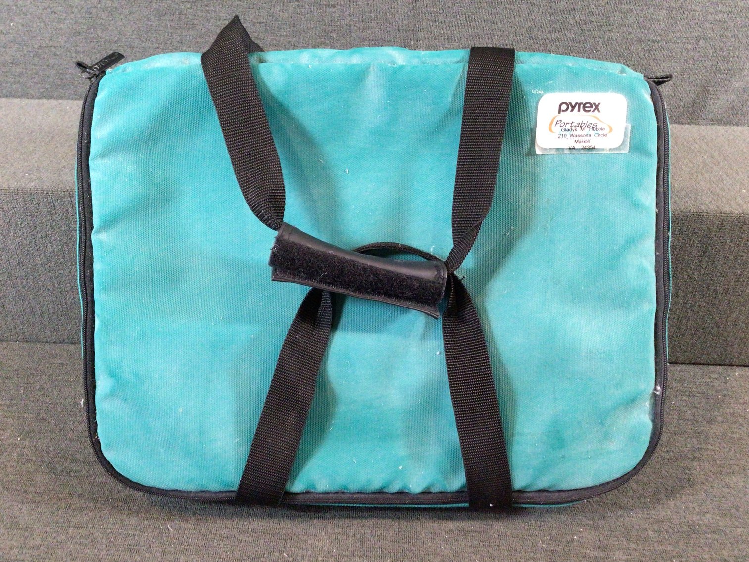 Image for Pyrex Portable with Lid and Carrying Case