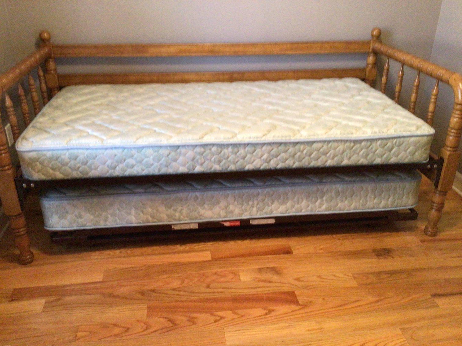 Image for Day Bed / Converts to King