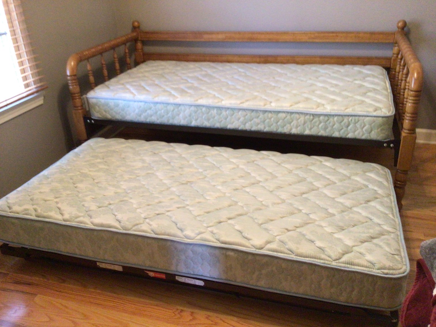 Image for Day Bed / Converts to King