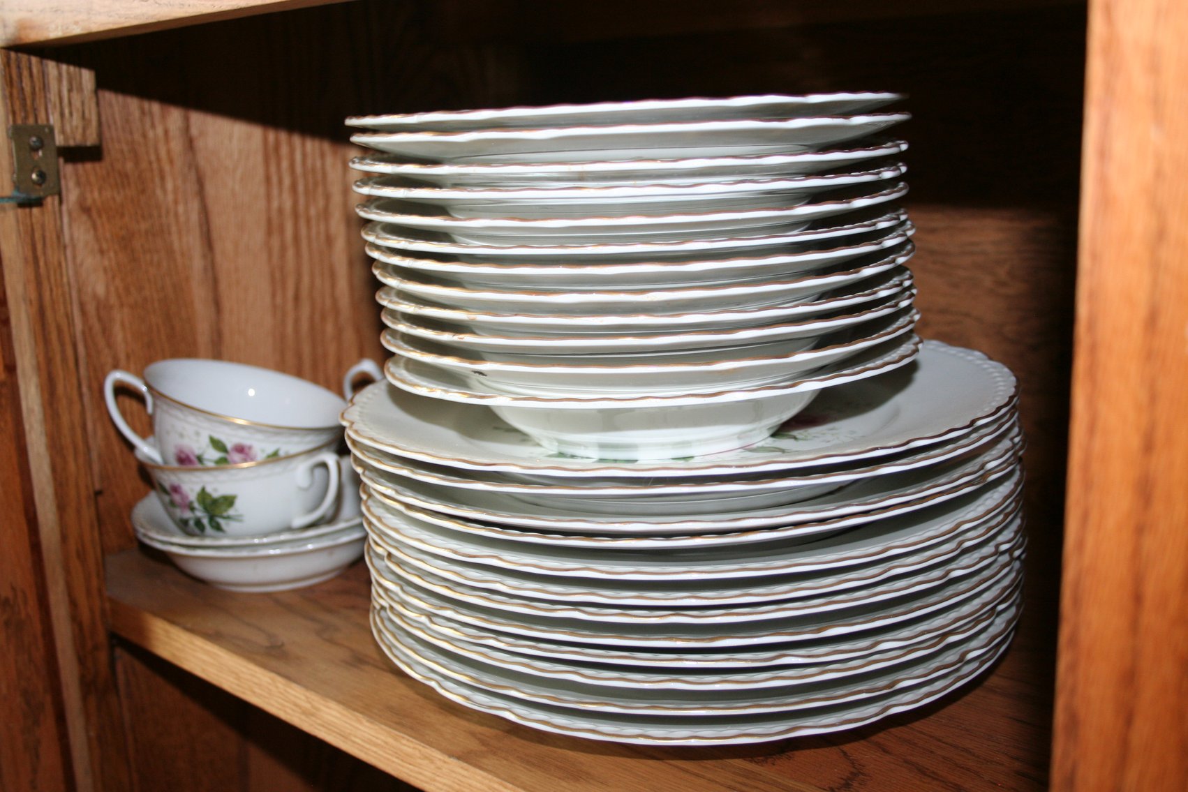 Image for Embassey USA Beautiful Flowered 56 Piece Set