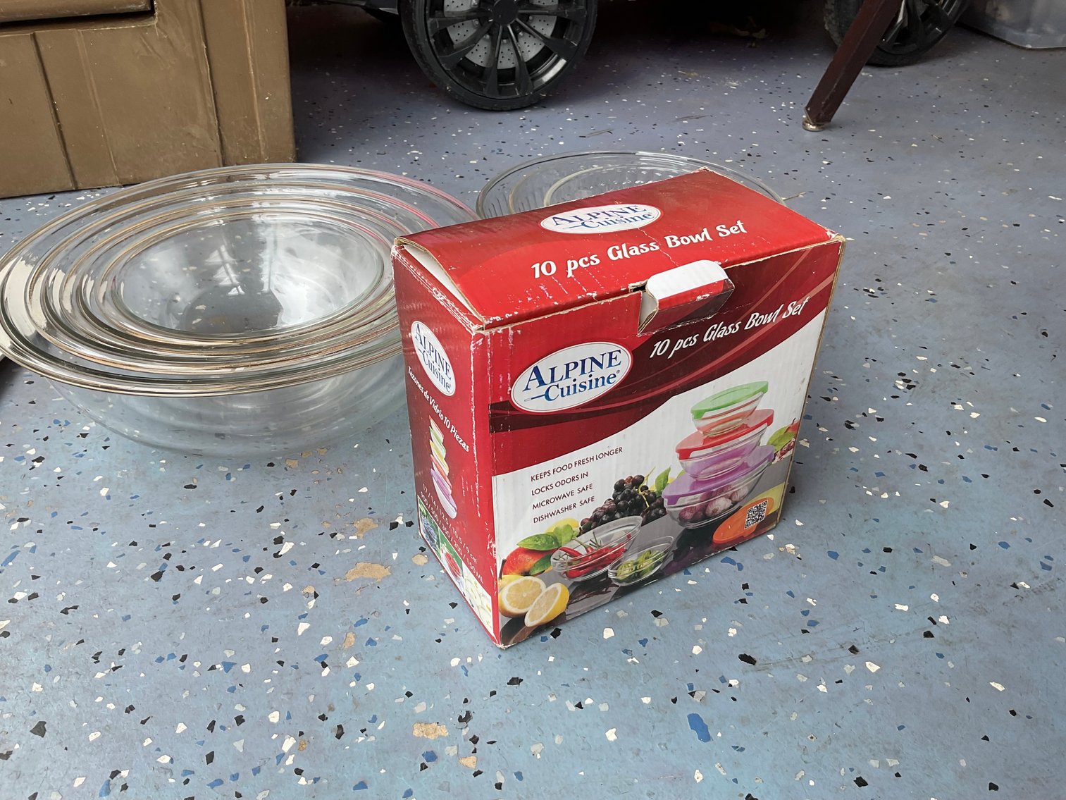 Image for Pyrex Mixing Bowls and Set of Covered Bowls