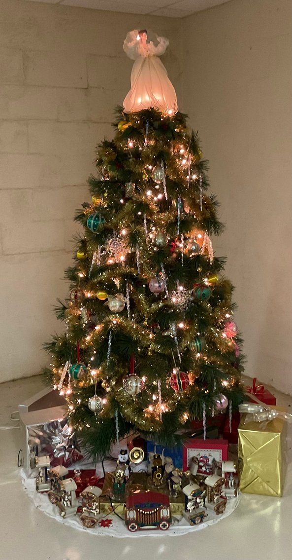 Image for 6’ Decorated Christmas Tree
