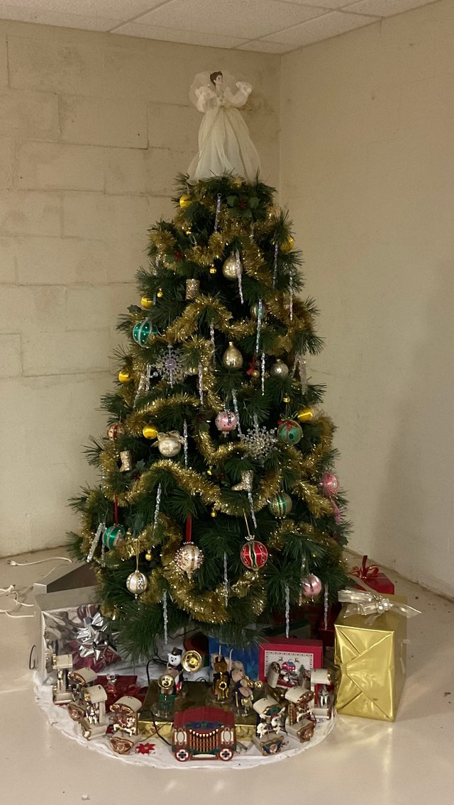 Image for 6’ Decorated Christmas Tree