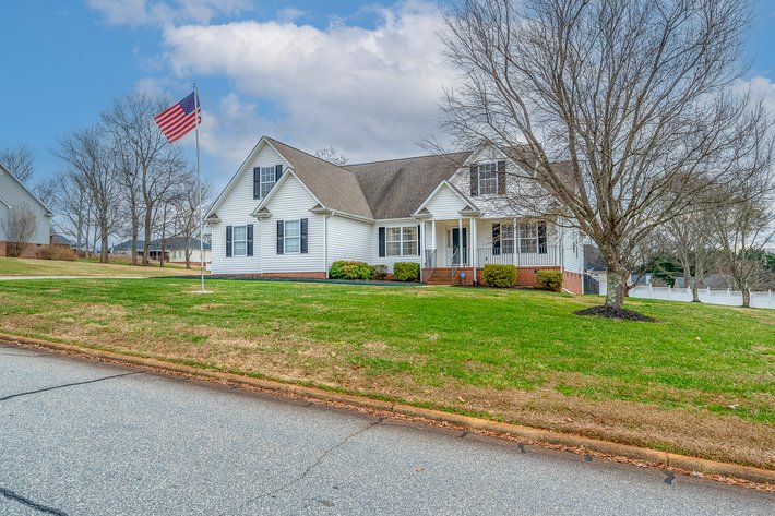 Image for 26-002_Real Estate Auction: 7 Brook Laurel Lane