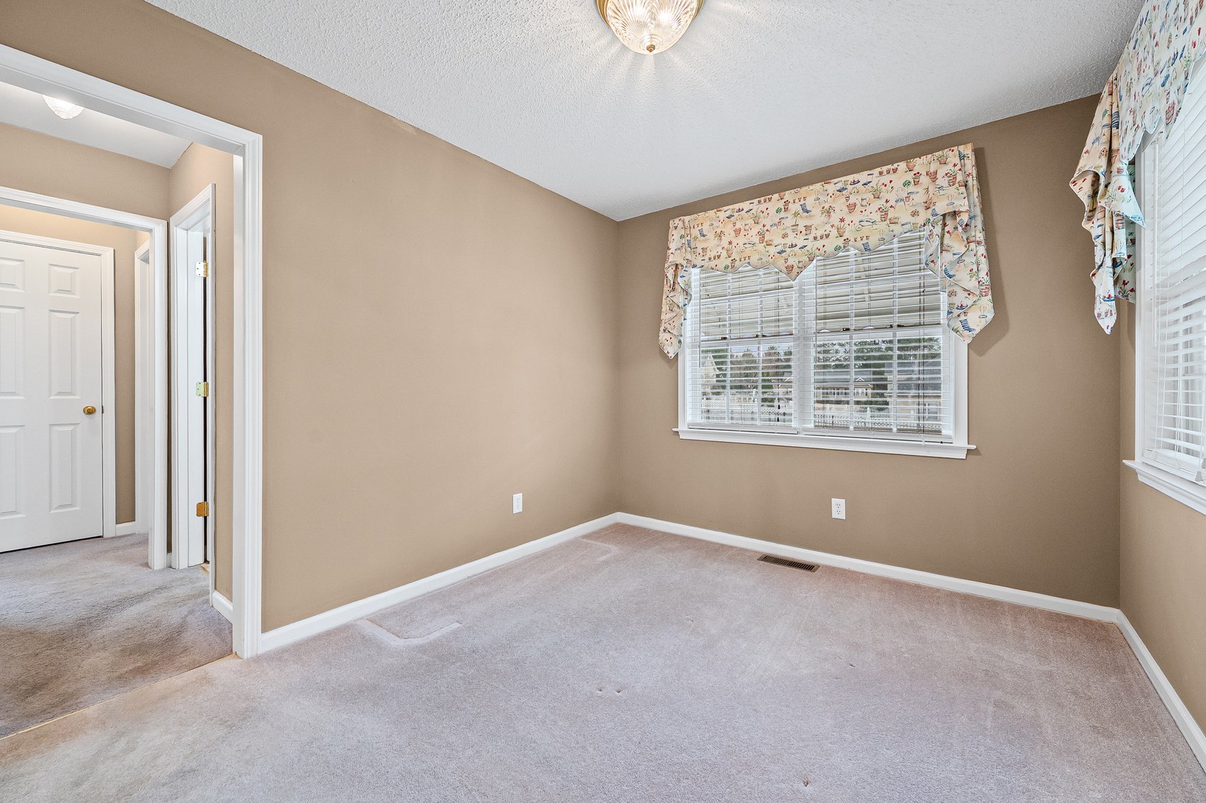 Image for 26-002_Real Estate Auction: 7 Brook Laurel Lane