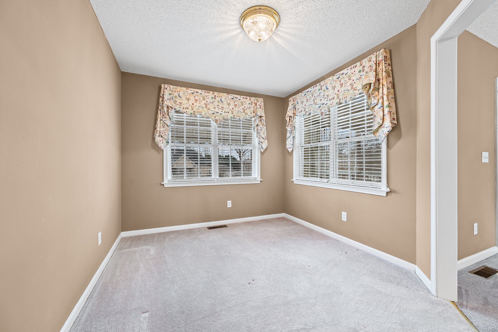 Image for 26-002_Real Estate Auction: 7 Brook Laurel Lane