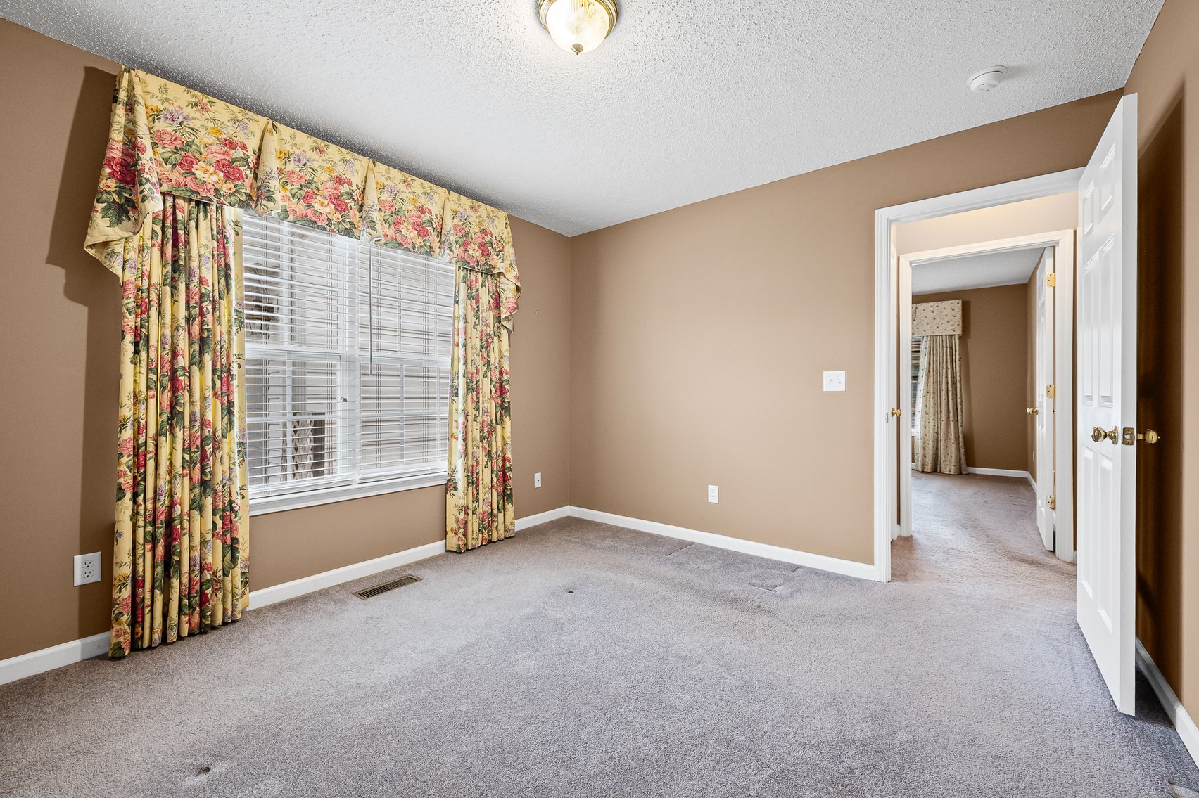 Image for 26-002_Real Estate Auction: 7 Brook Laurel Lane