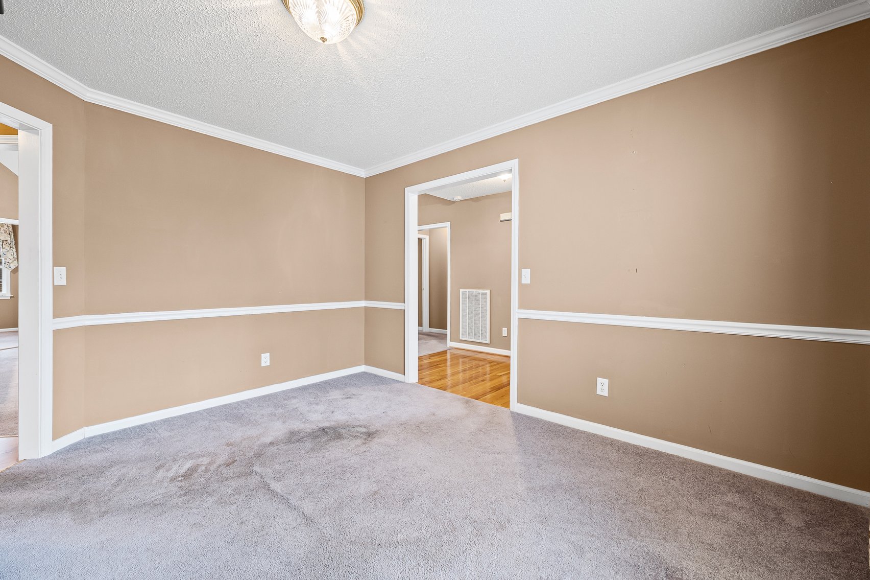 Image for 26-002_Real Estate Auction: 7 Brook Laurel Lane