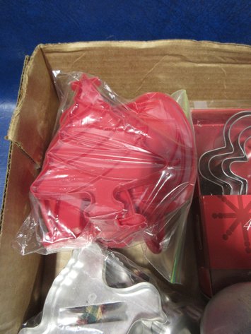 Image for Box of vintage kitchen items