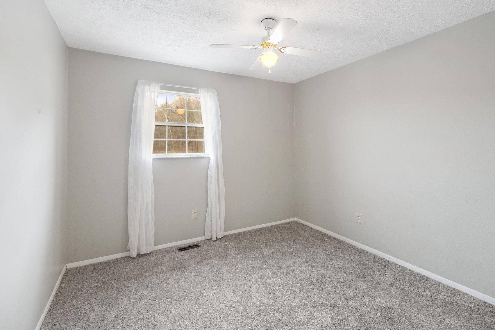 Image for Spacious, Move-in Ready 3 Bedroom in Fairmont