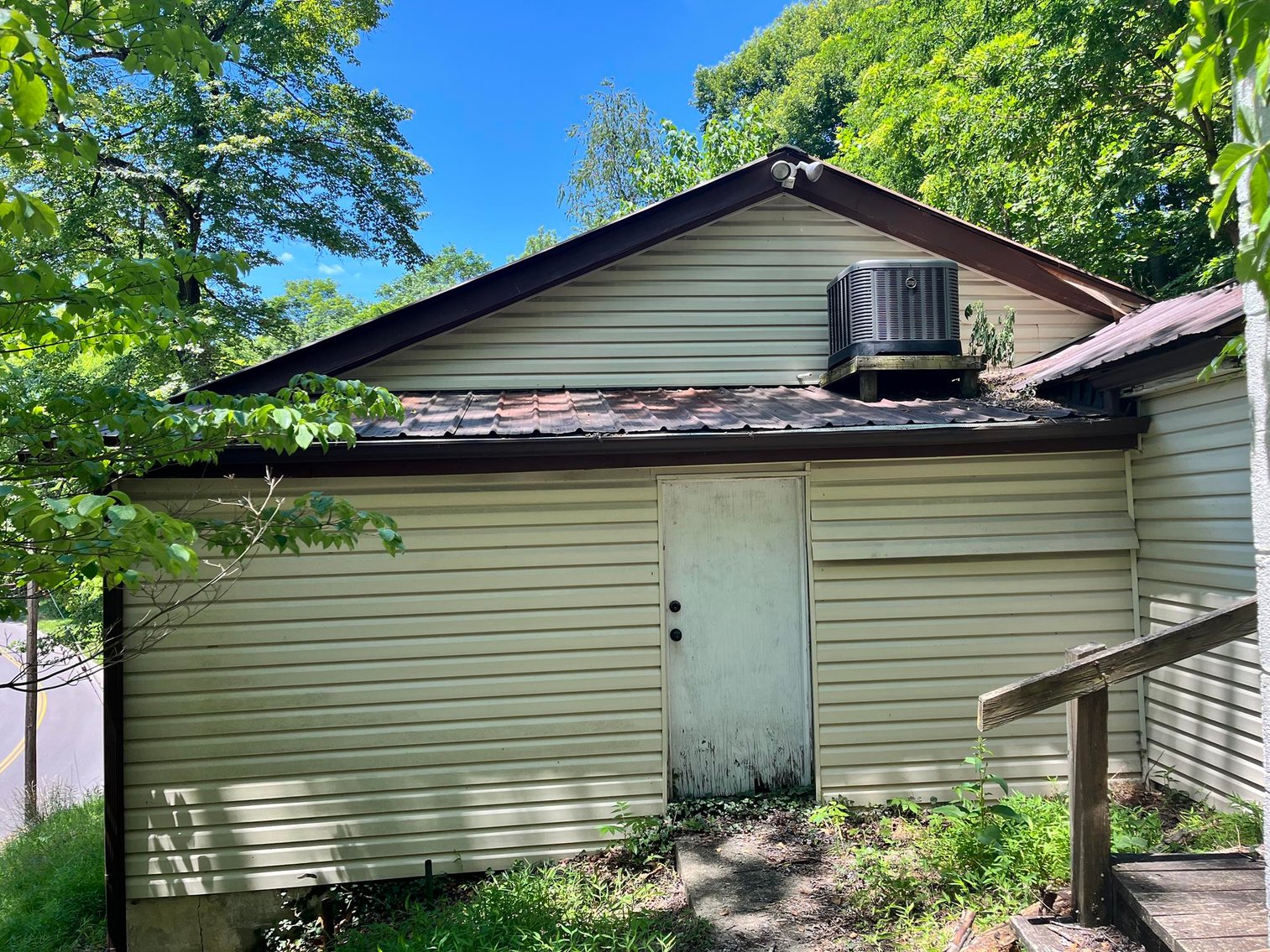 Image for SOLD $33,550 - 3 Bedroom Project Home with Apartment on 1.5 Acres in Ashland