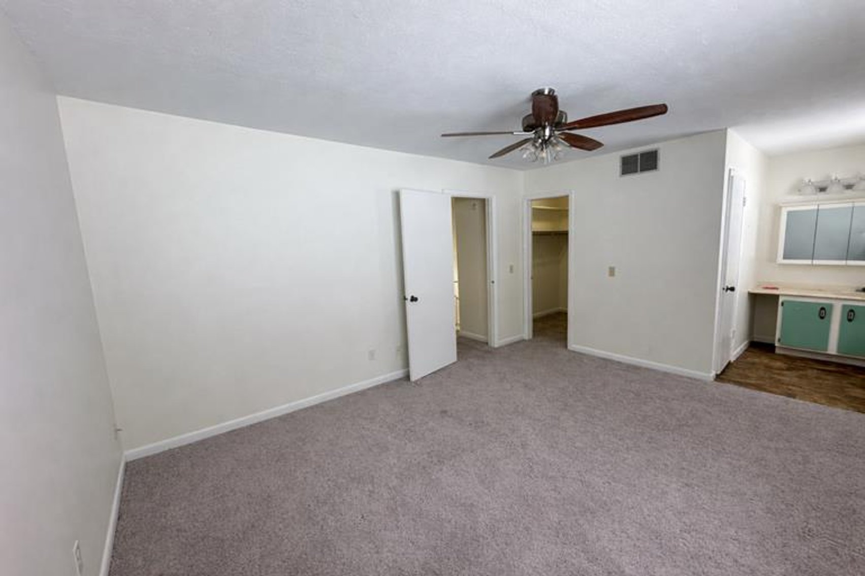 Image for SOLD $115,500 - Remodeled End-Unit Townhome in St. Albans