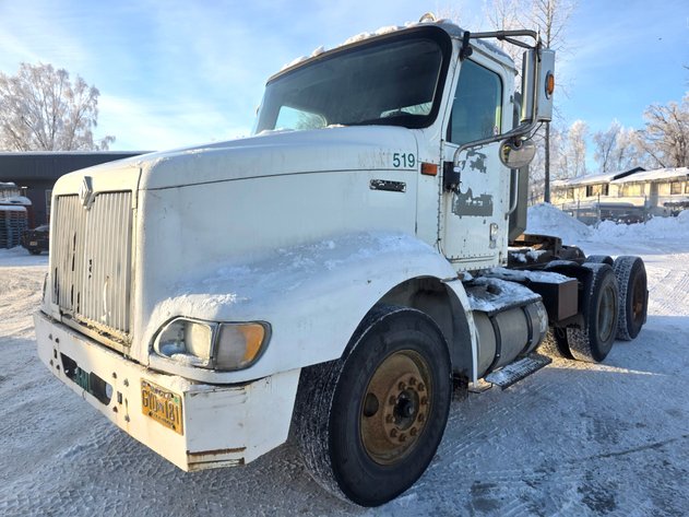 2000 International 9100i Semi-Truck