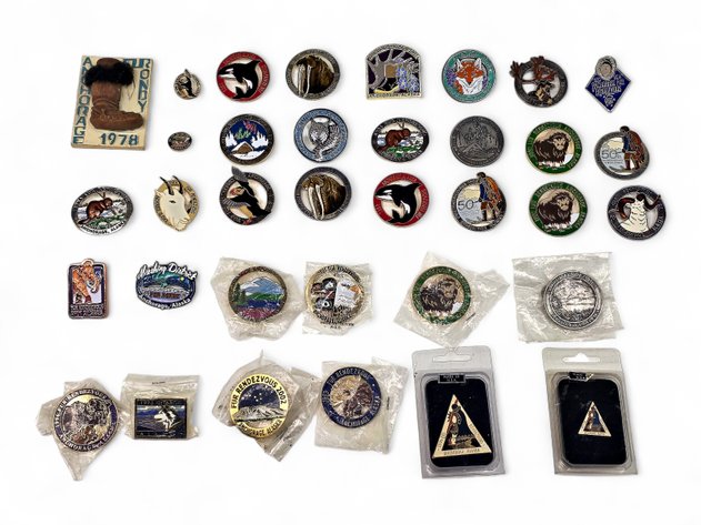 35x Fur Rendezvous Pins