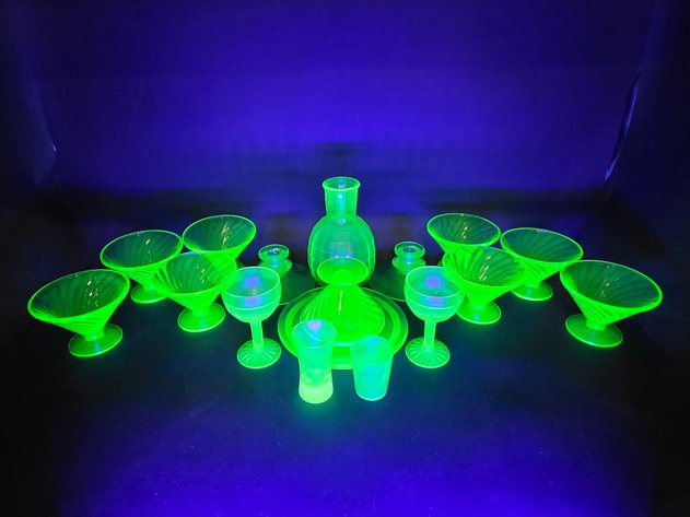 17x Pieces of Uranium Glassware