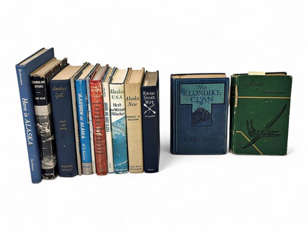 11x Alaska-Themed Books