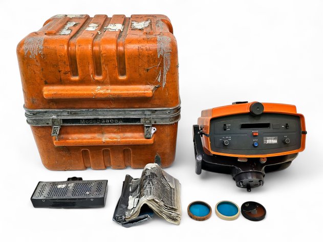 Hewlett-Packard Medium-Range Distance Meter w/ Case, Manual & More