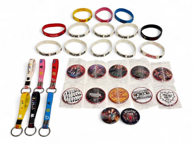 31x Stranger Things Pinback Buttons, Silicone Keychains & Wristbands