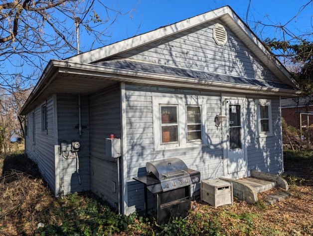 2 BR, 1 BA 1-STORY RANCHER W/ DET. GARAGE/ 0.32 +/- AC LOT/ CONVENIENT LOCATION