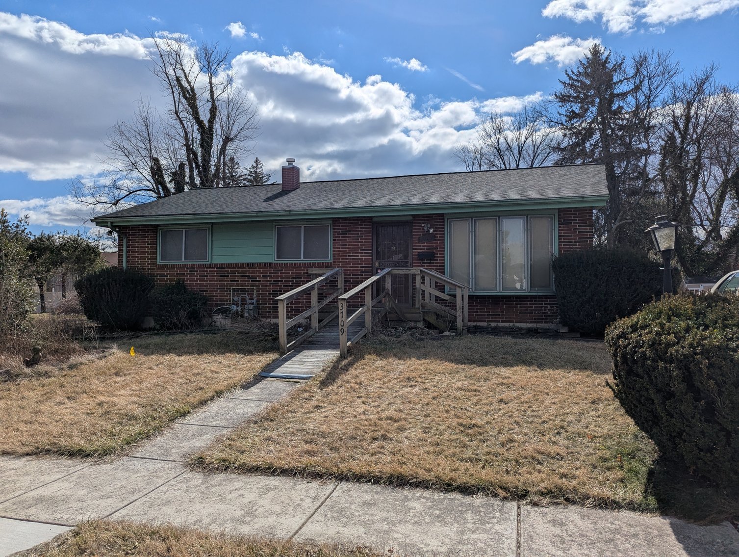 Image for 4 BR, 2.5 BATH BRICK RANCHER/ 2004 MERCURY GRAND MARQUIS, COLLECTIBLES, FURNITURE, HOUSEHOLD ITEMS, & GLASSWARE TBS SM/LG LOTS