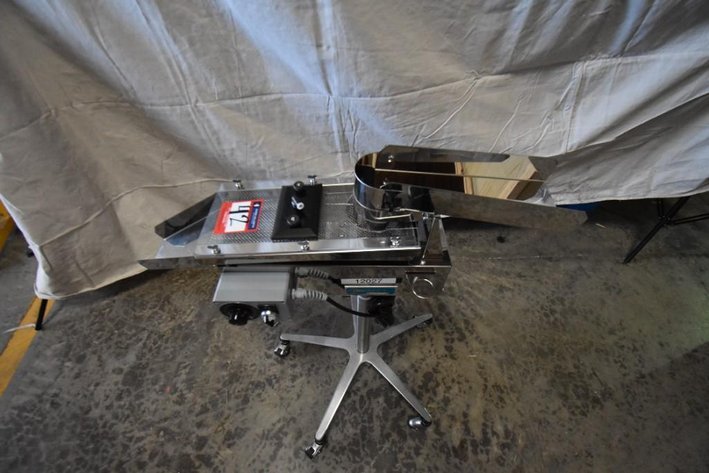 Image for ***SOLD*** MJK1811 Key International Tablet Deduster