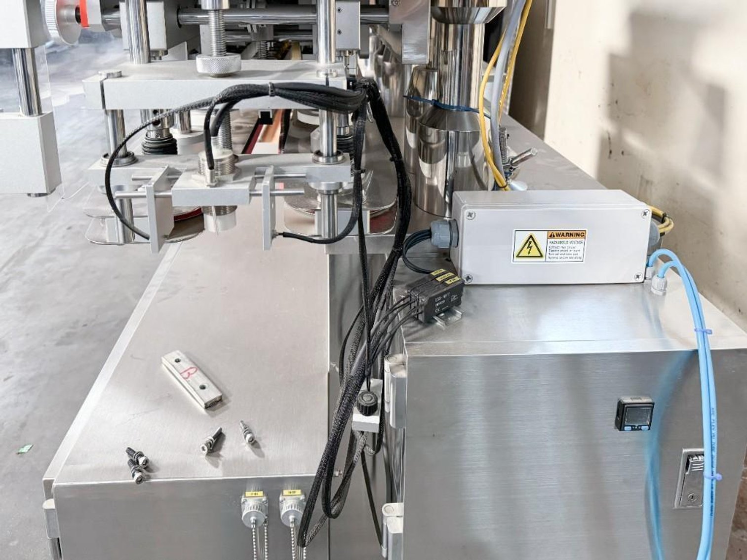 Image for MJK2004 8 Spindle Capper w/ Feeder&nbsp;MDL HJB