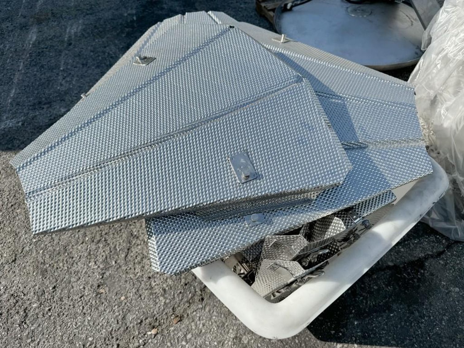 Image for MJK2028 14 Head Scale w/Buckets & Mezzanine