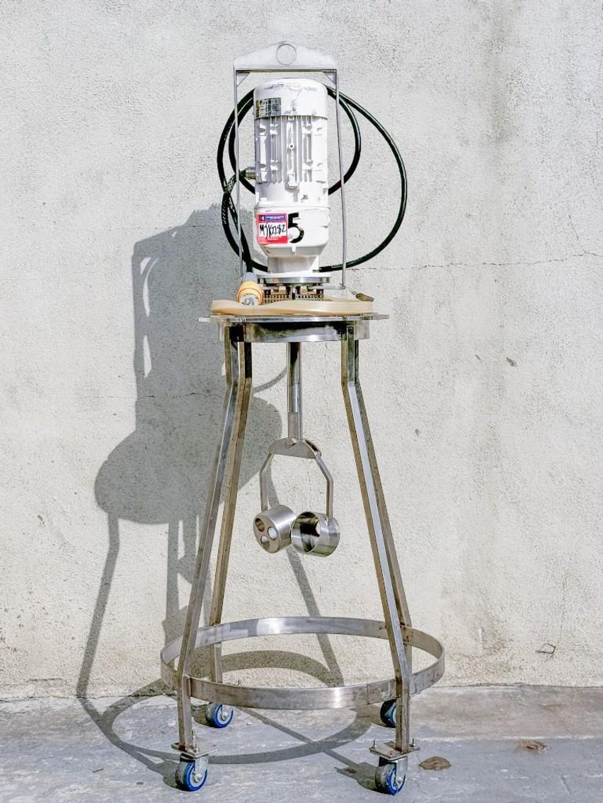 Image for MJK2281 Mixer with scoop-style mixing paddles