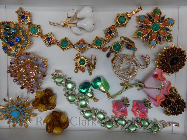 Image for FINE COSTUME JEWELRY AND FENTON ART GLASS AUCTION