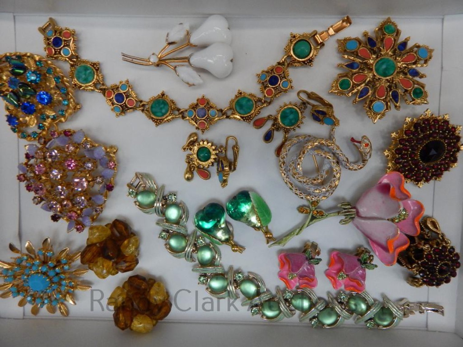 Image for FINE COSTUME JEWELRY AND FENTON ART GLASS AUCTION