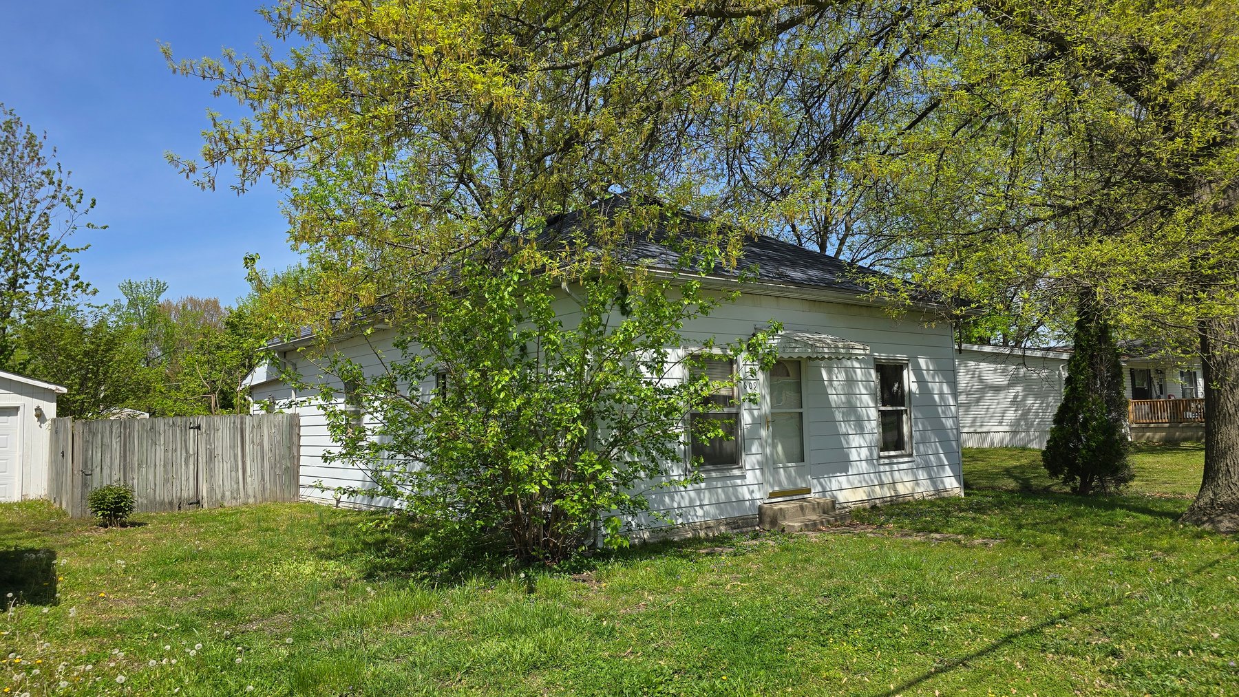 Image for ONLINE ONLY AUCTION: Charming Fixer-Upper with Endless Potential in Sesser!