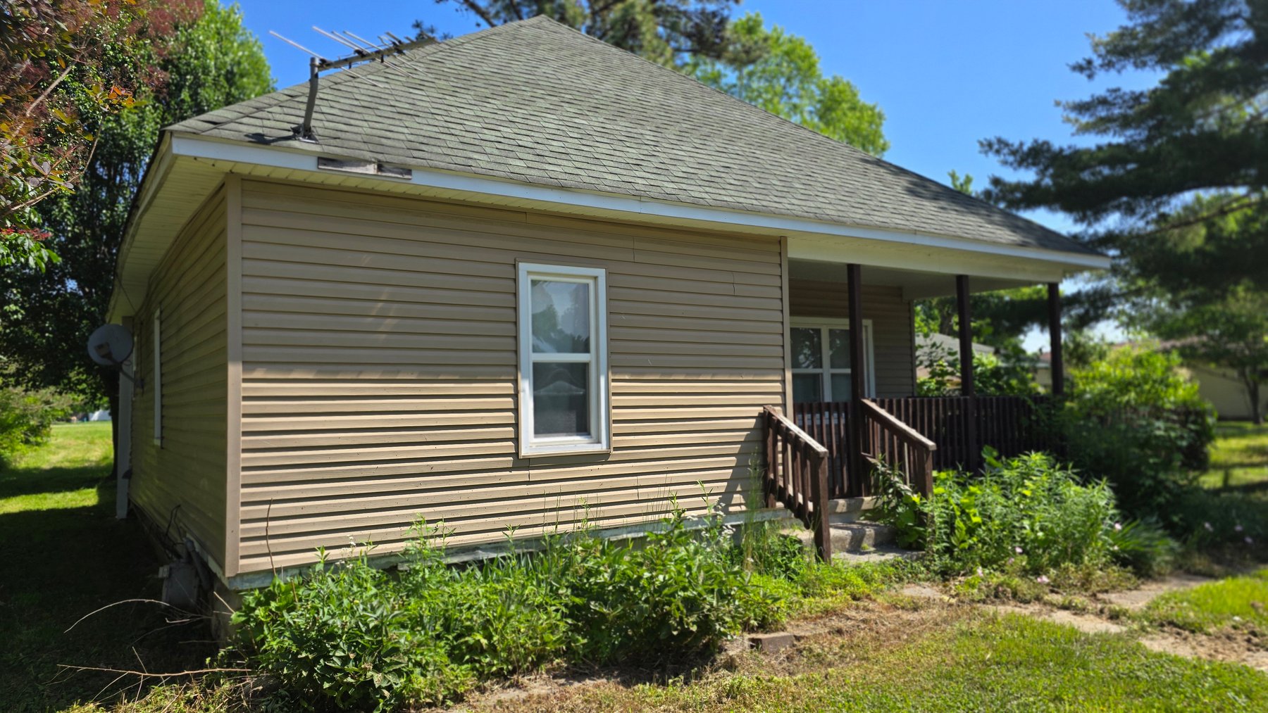 Image for Ready for Your Magic Touch: Herrin Home at Online Auction