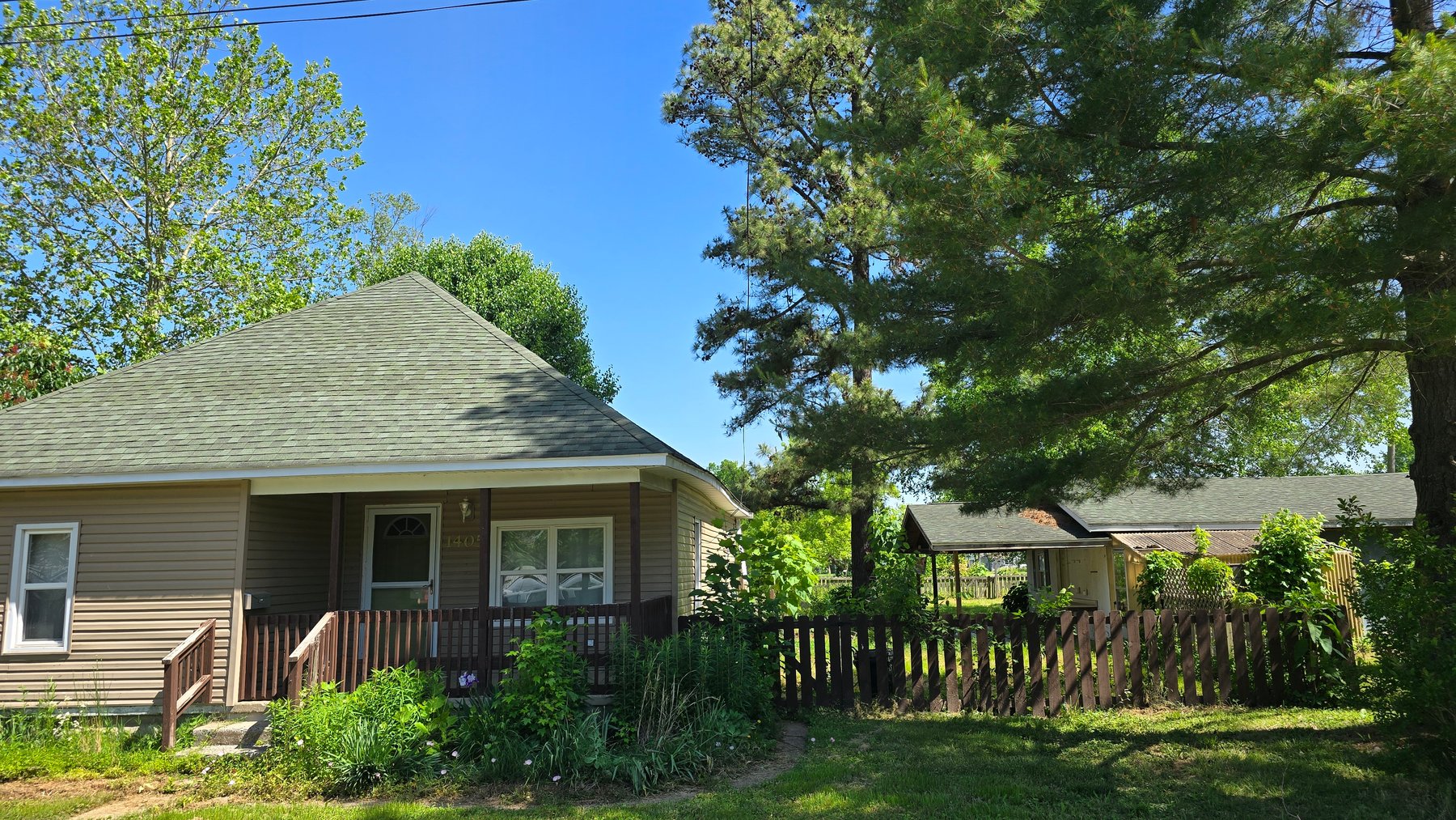 Image for Ready for Your Magic Touch: Herrin Home at Online Auction