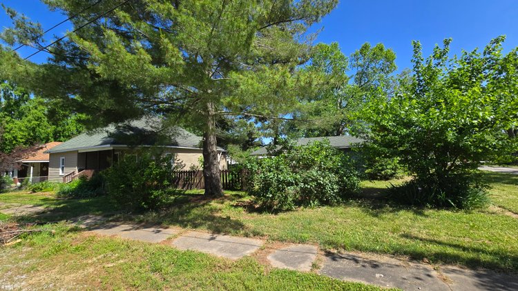 Image for Ready for Your Magic Touch: Herrin Home at Online Auction