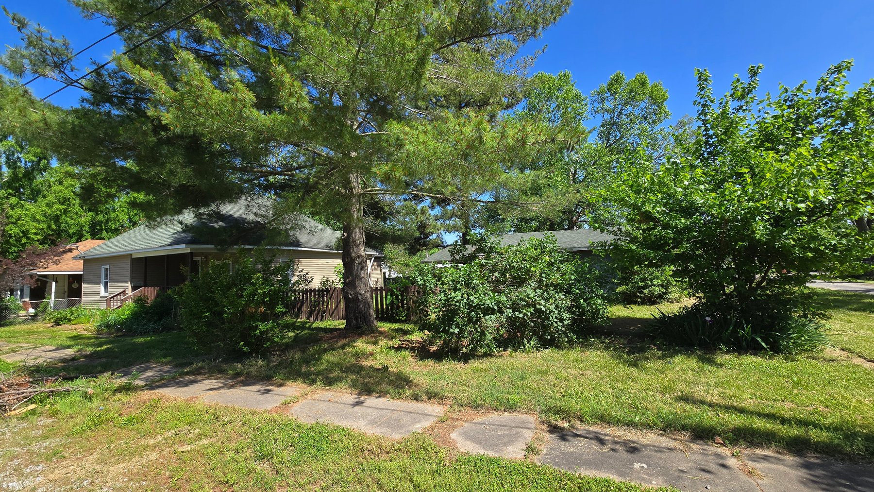 Image for Ready for Your Magic Touch: Herrin Home at Online Auction