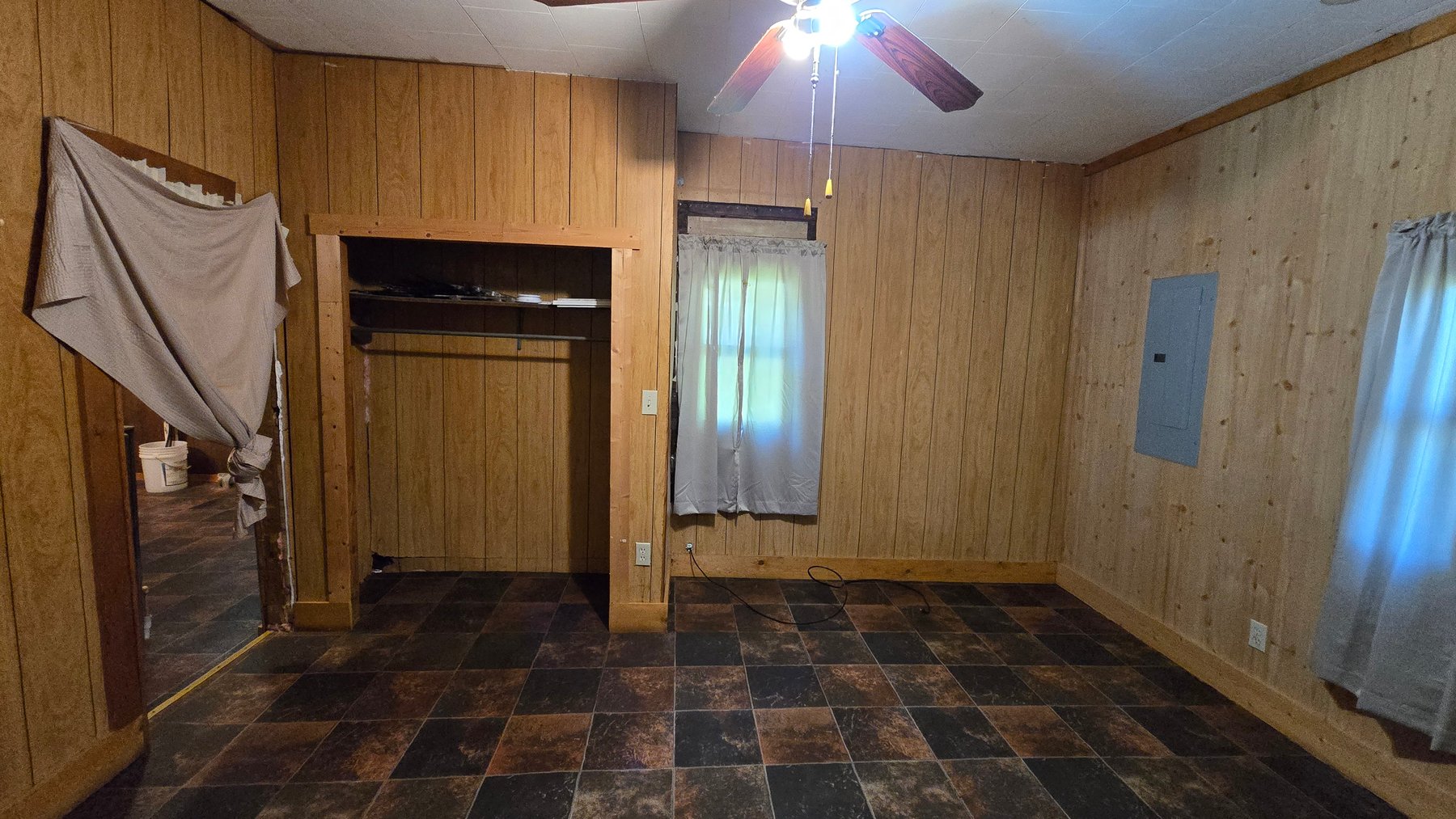 Image for Ready for Your Magic Touch: Herrin Home at Online Auction