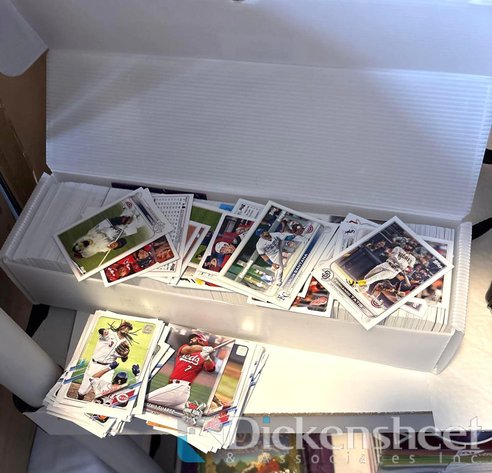 Image for LOT OF BASEBALL TRADING CARDS