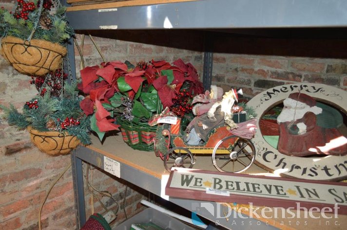 Image for LOT - CHRISTMAS DECOR WITH WALL AND TABLE STYLE